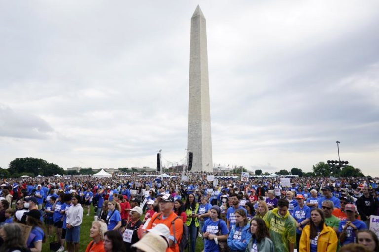 Milhares de pessoas em manifestações nos EUA pedem mais controlo na venda de armas
