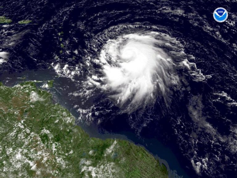 Venezuela restringe operações aéreas e encerra estradas devido a ciclone tropical