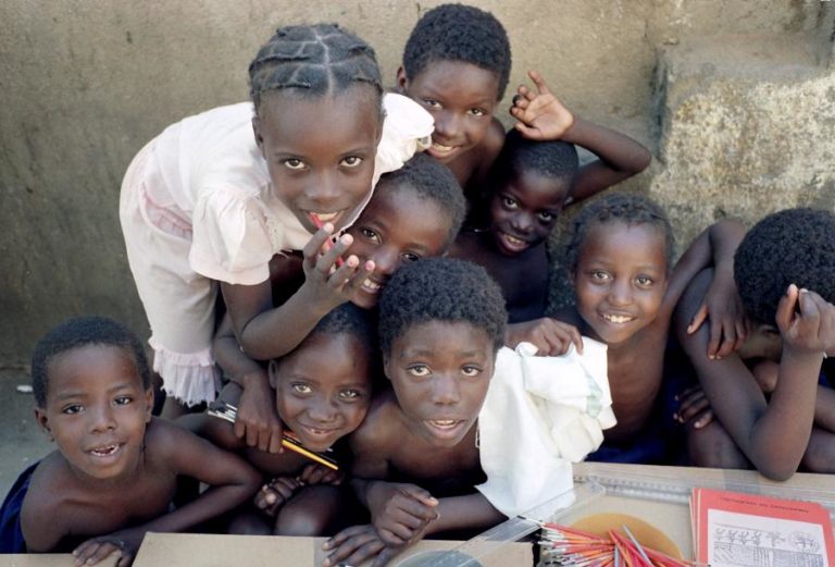 Governo moçambicano quer inquérito “célere” a erros no manual escolar do 6.º ano 