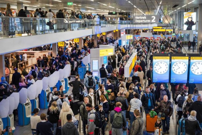 Bruxelas pede aos países da UE para facilitarem contratação para segurança nos aeroportos