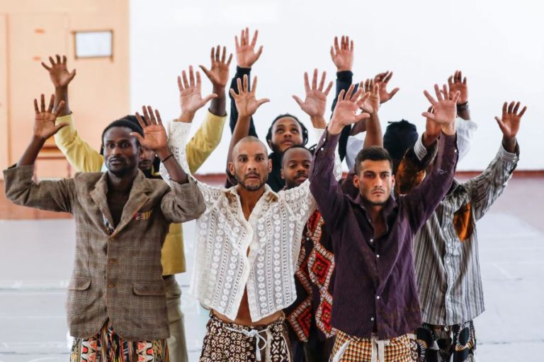 Reclusos do Linhó dançam a sua história para uma nova “coreografia de vida”