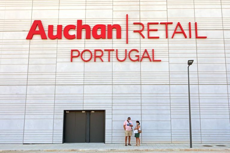 Auchan diz que houve “aumento significativo da venda de gelo” mas afasta para já racionamento