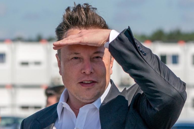 Elon Musk vende ações da Tesla por mais de 6.000 ME em três dias