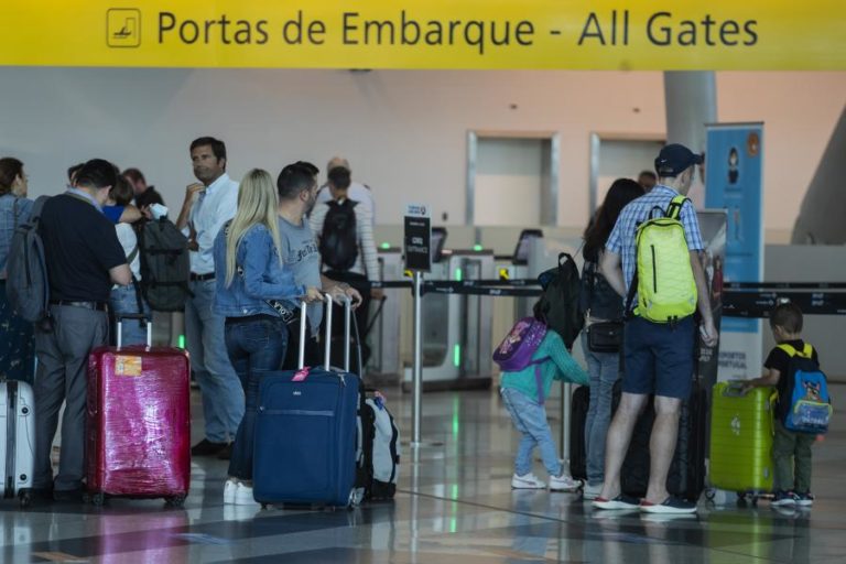 Passageiros nos aeroportos sobem 344% no 1.º semestre e aproximam-se de valores pré-pandemia