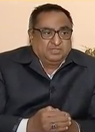 Ramesh Sangha, um ex-deputado liberal de Brampton, vai concorrer a presidente da autarquia municipal. O político canadiano junta-se a Jermaine Chambers, Vidya Sagar, Bob Singh e Cody Vatcher que estão a concorrer contra o atual presidente municipal, Patrick Brown Advogado, político e ex-deputado federal por Brampton Centre no parlamento. Ramesh Sangha saiu da Índia e chegou ao Canadá em 1994. Vinte e oito anos depois é candidato a presidente da Câmara Municipal de Brampton. “Servi com orgulho duas vezes como membro do Parlamento da Câmara dos Comuns”, começou por dizer no anúncio oficial da candidatura, diante de uma vasta imprensa. “Fui eleito pela primeira vez em outubro de 2015. Servi como membro da comissão humana, comissão de justiça e outras comissões da Câmara dos Comuns, também servi como presidente do grupo de amizade parlamentar Canadá-Índia.” Foi promotor de leis enquanto parlamentar. Algo que diz ter sido positivo para o currículo. Ramesh Sangha diz ter uma paixão ardente pelo trabalho em prol do ambiente ecológico global e do fim da pobreza. “Gostei do meu mandato como membro do Parlamento e servi com integridade, dedicação, o melhor que pude”, revelou ainda o político, antes de se focar no seu grande objetivo para os cidadãos de Brampton. “É uma cidade diversificada e multicultural. Estamos sempre prontos a tentar trabalhar em conjunto e a progredir. A cidade tem potencial para a educação, empregos interempresariais, há uma grande oportunidade para os investidores”. Ramesh Sangha promete usar a “experiência educacional” em diferentes campos, prometendo transparência, caso seja eleito. “Garanto abordar todas as questões prolongadas de escândalos e apropriação indevida de fundos públicos. Como líder da Câmara Municipal de Brampton, assegurar-me-ei de que todas as preocupações são mais respeitadas e dignas. Farei todos os esforços para manter o conselho unido em prol da cidade”. Ramesh Sangha terminou o discurso prometendo servir “a cidade o melhor que puder”. “Tenho uma vantagem sobre os outros como pessoa educada com mais experiência e, por isso, posso abordar as questões de forma adequada”, concluiu. Recorde-se que Patrick Brown, presidente em exercício e ex-candidato à liderança conservadora, vai candidatar-se a um segundo mandato em Brampton. Ramesh Sangha junta-se a Jermaine Chambers, Vidya Sagar, Bob Singh e Cody Vatcher que também concorrem à liderança do município. Ramesh Sangha, um ex-deputado liberal de Brampton, vai concorrer a presidente da autarquia municipal. O político canadiano junta-se a Jermaine Chambers, Vidya Sagar, Bob Singh e Cody Vatcher que estão a concorrer contra o atual presidente municipal, Patrick Brown Advogado, político e ex-deputado federal por Brampton Centre no parlamento. Ramesh Sangha saiu da Índia e chegou ao Canadá em 1994. Vinte e oito anos depois é candidato a presidente da Câmara Municipal de Brampton. “Servi com orgulho duas vezes como membro do Parlamento da Câmara dos Comuns”, começou por dizer no anúncio oficial da candidatura, diante de uma vasta imprensa. “Fui eleito pela primeira vez em outubro de 2015. Servi como membro da comissão humana, comissão de justiça e outras comissões da Câmara dos Comuns, também servi como presidente do grupo de amizade parlamentar Canadá-Índia.” Foi promotor de leis enquanto parlamentar. Algo que diz ter sido positivo para o currículo. Ramesh Sangha diz ter uma paixão ardente pelo trabalho em prol do ambiente ecológico global e do fim da pobreza. “Gostei do meu mandato como membro do Parlamento e servi com integridade, dedicação, o melhor que pude”, revelou ainda o político, antes de se focar no seu grande objetivo para os cidadãos de Brampton. “É uma cidade diversificada e multicultural. Estamos sempre prontos a tentar trabalhar em conjunto e a progredir. A cidade tem potencial para a educação, empregos interempresariais, há uma grande oportunidade para os investidores”. Ramesh Sangha promete usar a “experiência educacional” em diferentes campos, prometendo transparência, caso seja eleito. “Garanto abordar todas as questões prolongadas de escândalos e apropriação indevida de fundos públicos. Como líder da Câmara Municipal de Brampton, assegurar-me-ei de que todas as preocupações são mais respeitadas e dignas. Farei todos os esforços para manter o conselho unido em prol da cidade”. Ramesh Sangha terminou o discurso prometendo servir “a cidade o melhor que puder”. “Tenho uma vantagem sobre os outros como pessoa educada com mais experiência e, por isso, posso abordar as questões de forma adequada”, concluiu. Recorde-se que Patrick Brown, presidente em exercício e ex-candidato à liderança conservadora, vai candidatar-se a um segundo mandato em Brampton. Ramesh Sangha junta-se a Jermaine Chambers, Vidya Sagar, Bob Singh e Cody Vatcher que também concorrem à liderança do município.