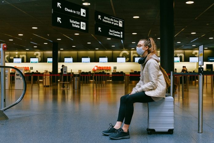 As restrições às viagens reduziram drasticamente o surgimento de novos casos de Covid-19 no Canadá. A conclusão é de um novo estudo, feito em British Columbia (B.C.). Ainda assim, as regras impostas aos viajantes não foram capazes de impedir novos surtos. Um novo estudo que analisa a primeira e a segunda vagas da pandemia em 2020 e 2021 conclui que as restrições às viagens reduziram drasticamente o número de casos de Covid-19 que entraram no Canadá. No entanto, dizem os investigadores, isso não foi suficiente para impedir novos surtos. O estudo foi publicado na revista eLife esta terça-feira, dia 2 de agosto. Pesquisadores da Universidade da British Columbia (B.C.) analisaram dados públicos sobre sequências do genoma viral coletadas em 2020 e início de 2021 para encontrar a fonte geográfica de cadeias específicas de transmissão da Covid-19. O estudo concluiu que quatro semanas depois de o Canadá ter restringido a entrada da maioria dos estrangeiros em março de 2020, o número de casos que cruzaram a fronteira caiu 10 vezes. De acordo com a análise, “as restrições federais às viagens podem ser eficazes na redução das importações virais quando implementadas rapidamente”. Por outro lado, já havia registo de casos no Canadá, algo que nem as restrições às viagens conseguiram impedir. À medida que as restrições diminuíram em novembro de 2020, permitindo mais entradas no país e reduzindo os requisitos de quarentena, a importação internacional de casos de Covid-19 voltou a aumentar. De acordo com a pesquisa, inúmeros fatores, como o estado da luta global contra o vírus, incluindo o surgimento de variantes noutras partes do mundo, dificultam o efeito das restrições às viagens.