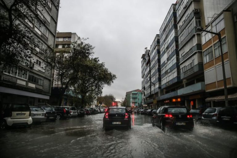 Todos os distritos do continente sob aviso amarelo devido à chuva e trovoada