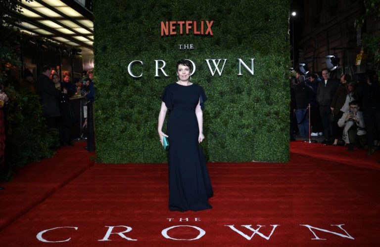 Óbito/Isabel II: Netflix suspendeu filmagens da nova temporada de “The Crown”