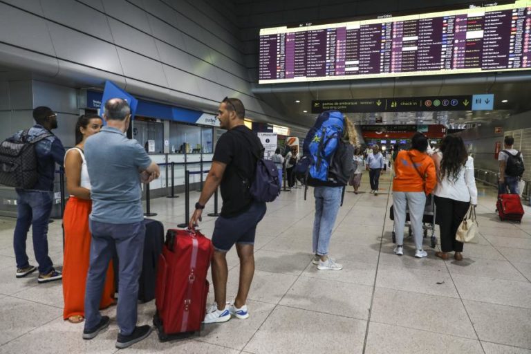 Passageiros nos aeroportos mais que triplicam até julho, quase ao nível pré-pandemia