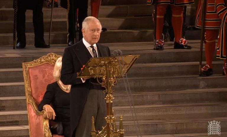 Carlos III admite “peso da História” no primeiro discurso no parlamento