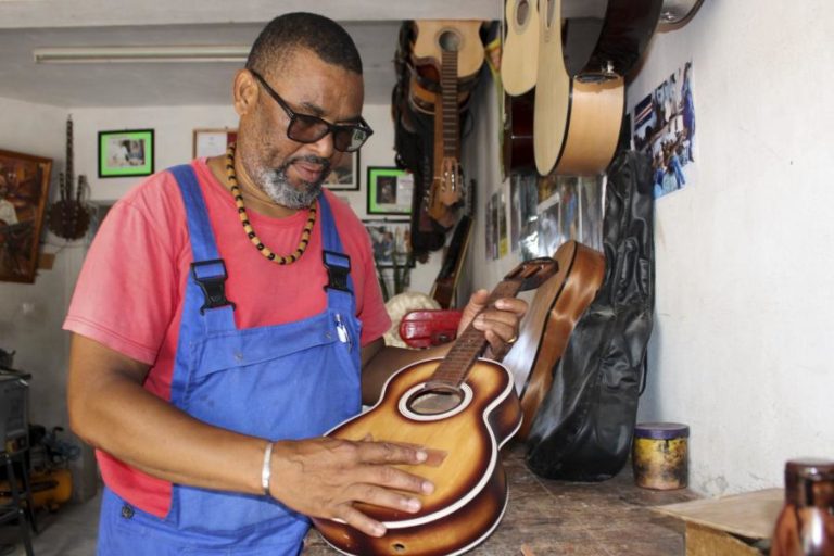 Aniceto Gomes, 40 anos a construir instrumentos em Cabo Verde e diz que não sabe tocar