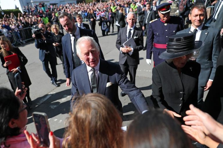 Isabel II: Carlos III promete “profundo compromisso” com País de Gales
