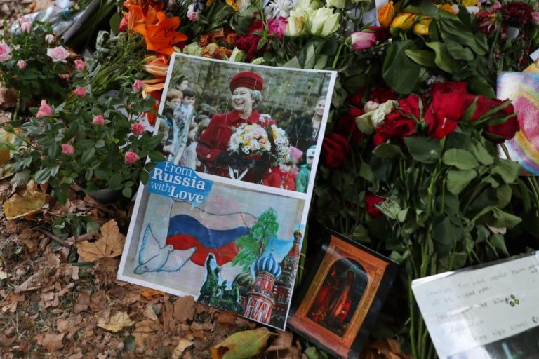 Presidente da República prestou homenagem a Isabel II no velório em Londres