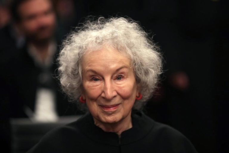 Nova compilação de ensaios de Margaret Atwood para refletir sobre o século XXI