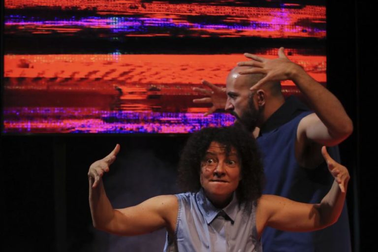 Dois atores surdos dão vida a “Zoo Story” que se estreia no Teatro D. Maria