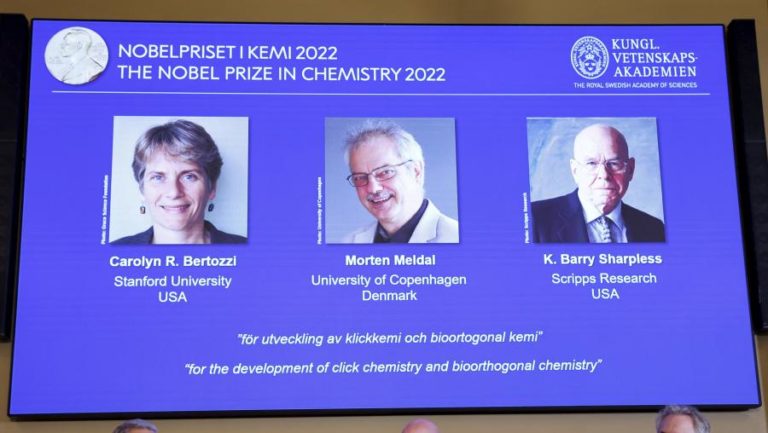 Prémio Nobel da Química para 3 cientistas responsáveis pela química ‘bioorthogonal’