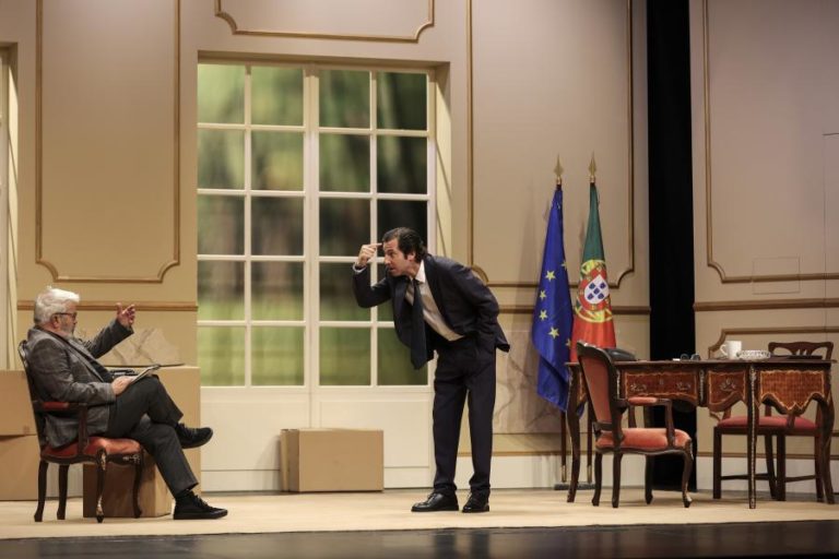 Aldo Lima e José Pedro Gomes juntos em palco no Teatro Villaret em “Pela ponta do nariz”
