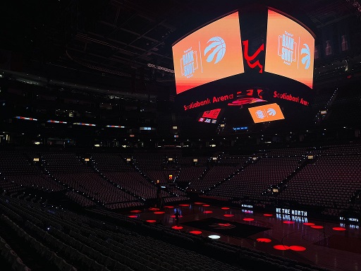 Basquetebol: NBA - Toronto Raptors 108-105 Cleveland Cavaliers Na nova época da NBA, os Toronto Raptors entraram com o pé direito ao vencer em casa os Cleveland Cavaliers por 108 a 105. Pascal Siakam com 23 pontos foi o homem da partida. Destaque ainda para as 5 assistências de Fred VanVleet, o melhor dos canadianos, no jogo inaugural. Futebol: Canadá defronta Bahrain e Japão antes do mundial O Canadá finalizou os planos antes do Campeonato do Mundo no Catar. A turma de John Herdman joga frente ao Bahrain no dia 11 de novembro, em Manama, a capital do país asiático. A 17 de novembro, os canadianos jogam no Dubai, nos Emirados Árabes Unidos, frente ao Japão Polémica no desporto: Hockey Canada terá enganado Katie Weatherston A medalha de ouro olímpica Katie Weatherston diz que foi 