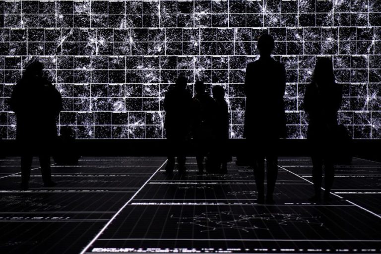 “Micro/Macro” do japonês Ryoji Ikeda apresenta em Serralves uma viagem espacial