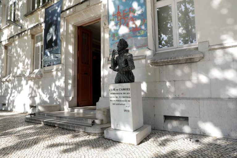 Ativistas fecham portões do Liceu Camões a cadeado