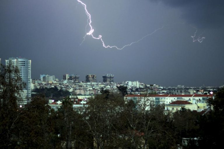 Dez distritos do continente sob aviso amarelo na terça-feira devido à chuva