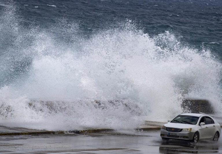 Furacão Nicole atinge costa leste da Florida depois de passagem pelas Bahamas