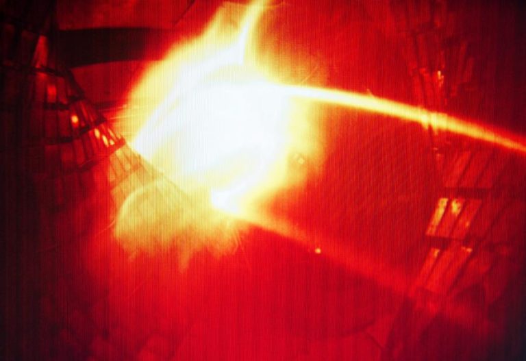 Experiência de fusão nuclear produz pela primeira vez mais energia do que a consumida
