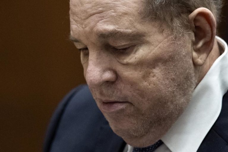Harvey Weinstein é considerado culpado por três agressões sexuais em Los Angeles