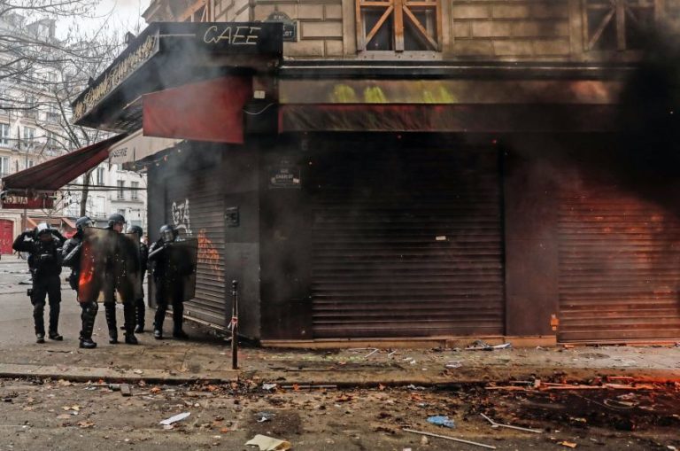 Manifestação na Síria homenageia três curdos mortos em Paris