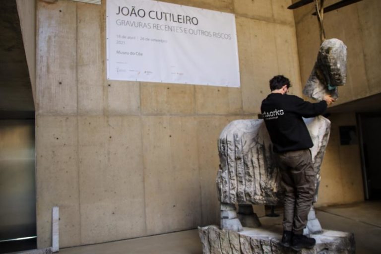 João Cutileiro homenageado em exposição que usa obras com pedra do escultor
