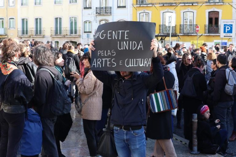 Protesto de “gente unida pelas Artes e Cultura” junta centenas à porta do parlamento