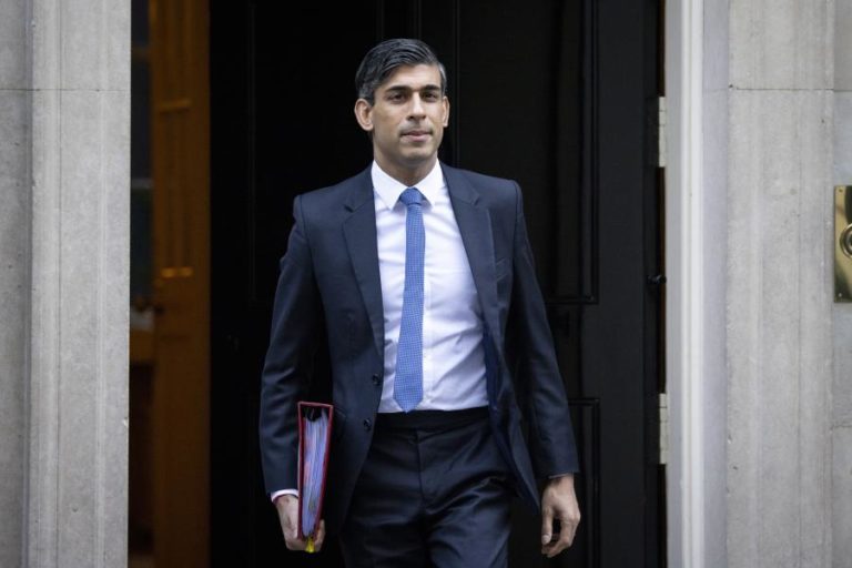 PM britânico multado por viajar sem cinto de segurança
