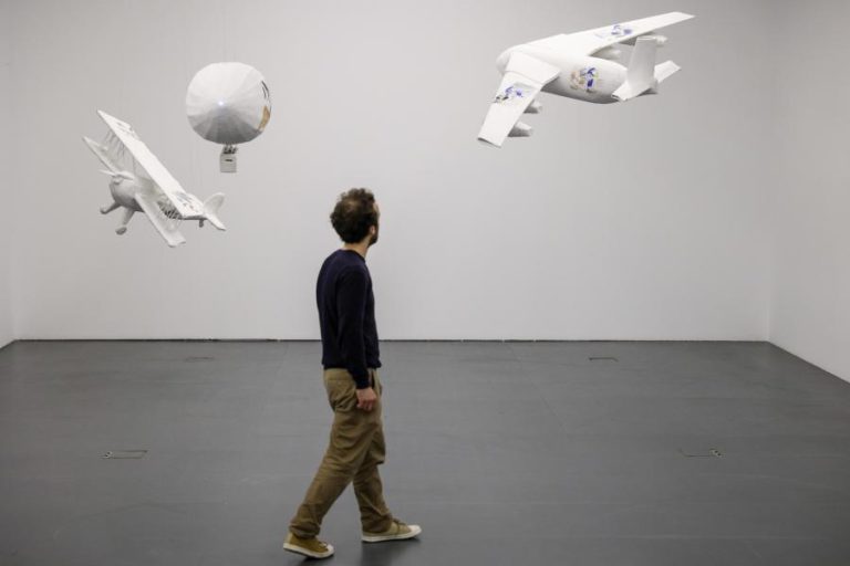 Fantasia e ambiguidade na primeira exposição do artista alemão Peter Wächtler em Portugal