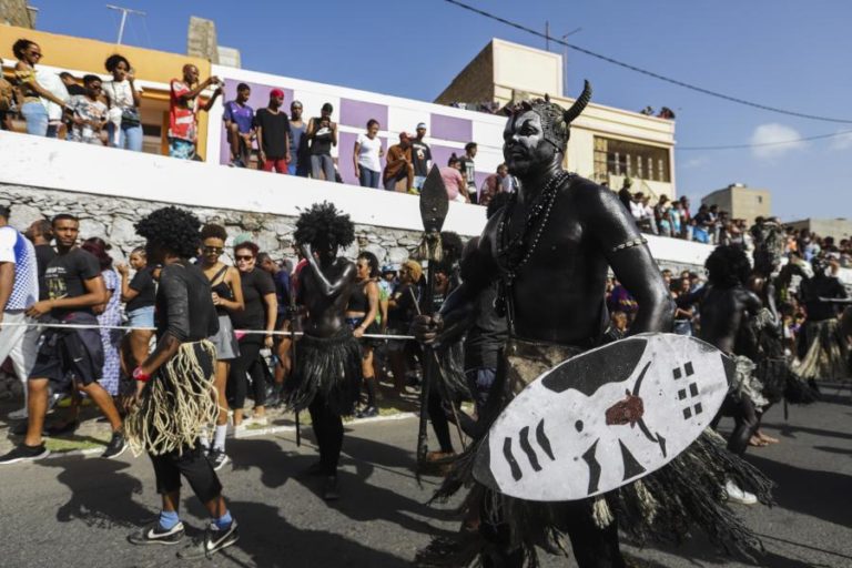 Mandingas voltam a arrastar multidões em São Vicente para anunciar o Carnaval
