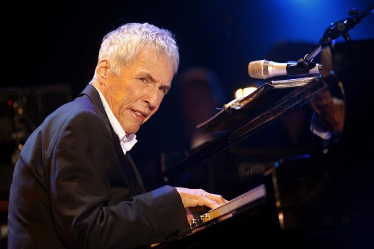 Compositor norte-americano Burt Bacharach morre aos 94 anos