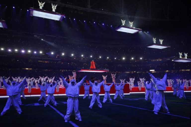Guitarrista luso-americano Nuno Bettencourt atuou com Rihanna no  Super Bowl