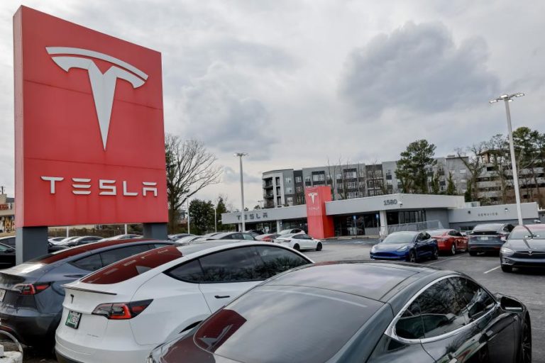 Tesla recolhe mais de 360.000 veículos por problemas na assistência ao condutor