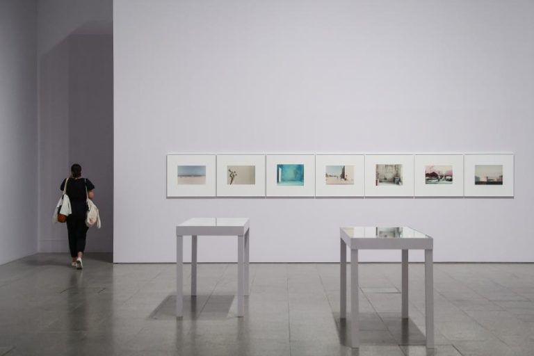 Exposição de Luigi Ghirri em Lisboa revela 79 imagens de obra de “grande clareza”