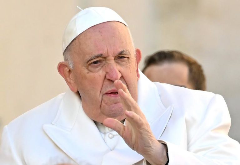 Papa Francisco deu entrada num hospital para realizar exames médicos