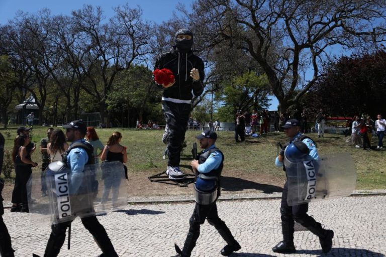 Gigante’ com 6 metros colocado hoje em Lisboa representa “grito pela liberdade”