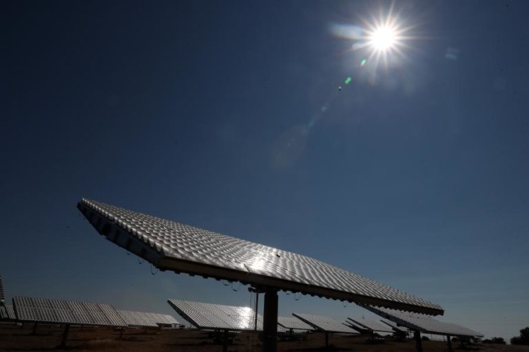 Investimento em energia solar deve ultrapassar este ano extração petrolífera