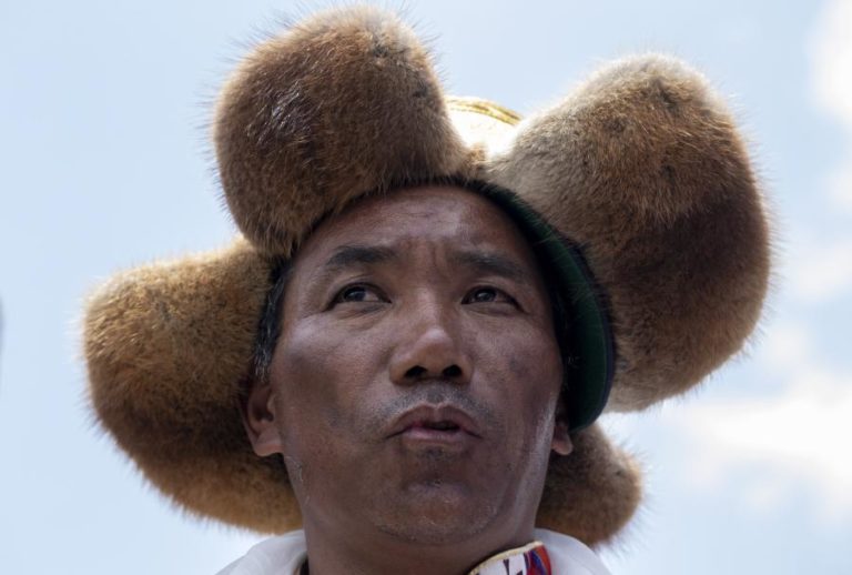 Alpinista nepalês fixa novo recorde ao escalar o Evereste pela 27.ª vez