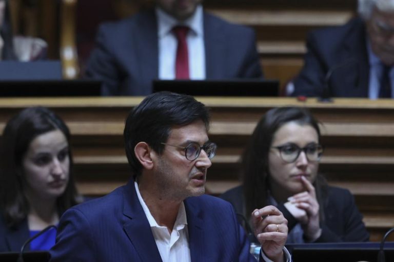 Coração da democracia “posto em causa” com atuação do SIS
