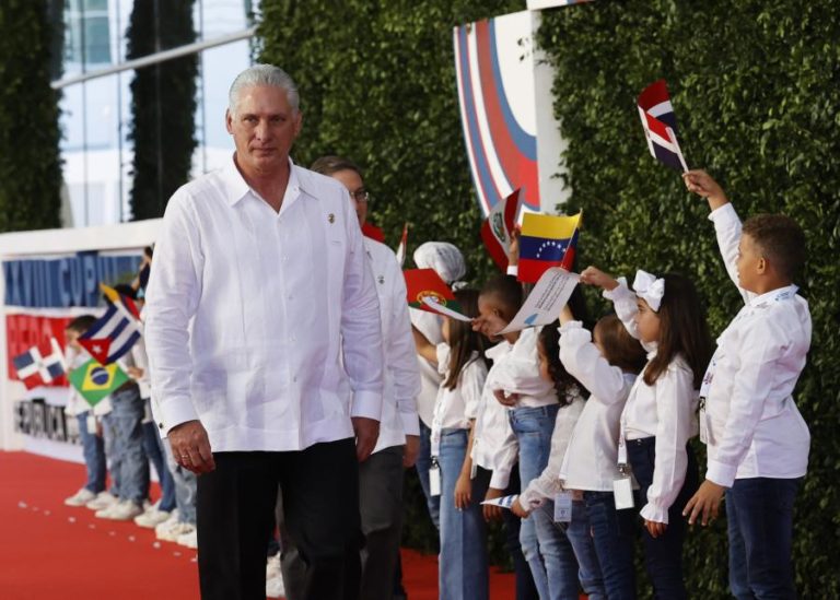 Presidente cubano admite problemas na importação de alimentos e combustíveis