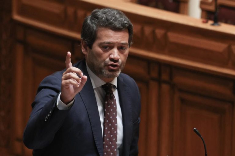 Ventura pede a Costa que demita hoje Galamba e diz saber que já sondou sucessores