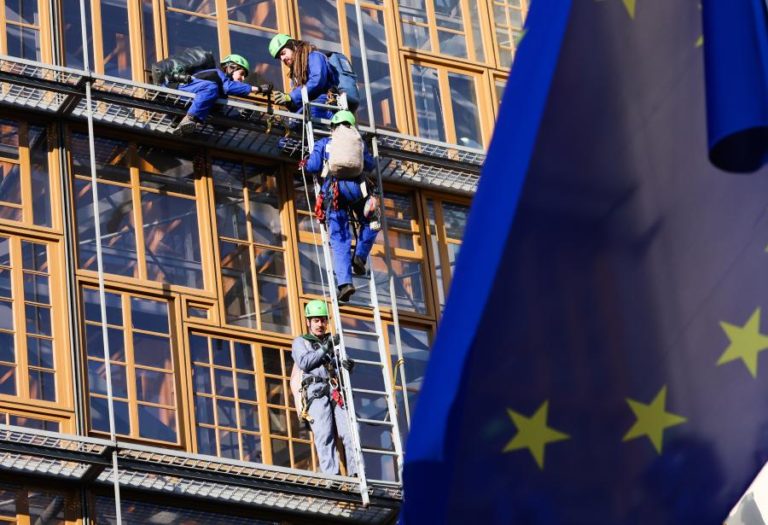 Ativistas da Greenpeace sobem ao edifício do Conselho da UE contra acordo com Mercosul