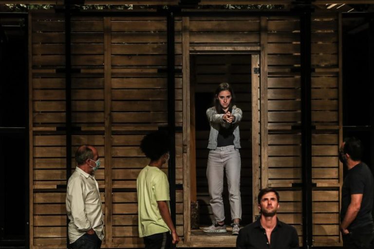 Peça “Catarina e a beleza de matar fascistas” encerra Bienal de Teatro de Veneza