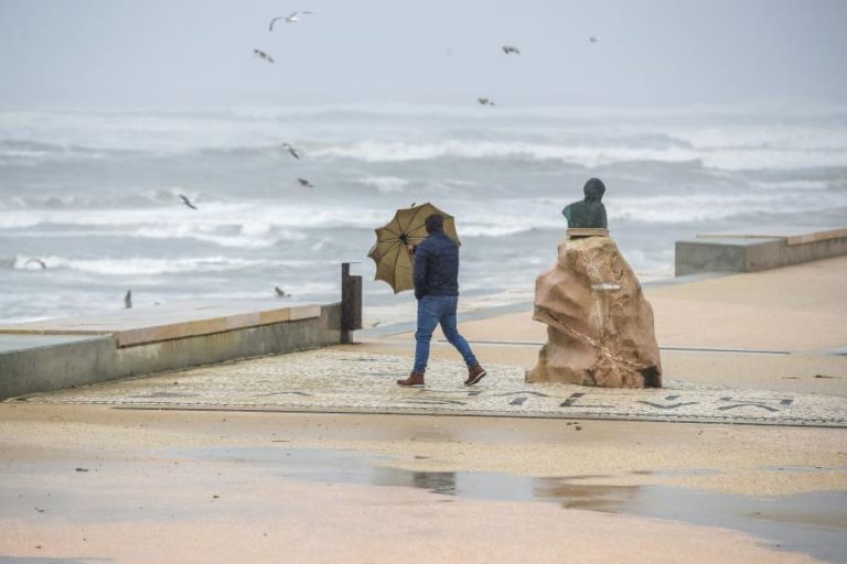 Aviso amarelo em 12 distritos por causa da chuva a partir da tarde
