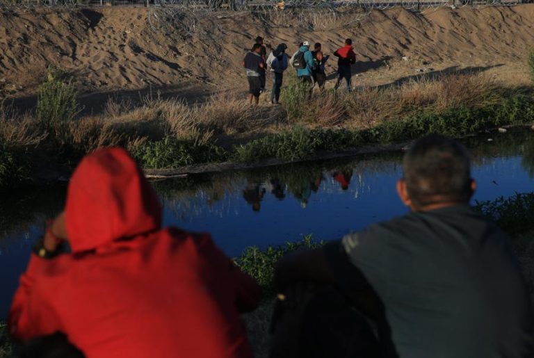 Autoridades mexicanas encontram 129 migrantes num camião de mercadorias