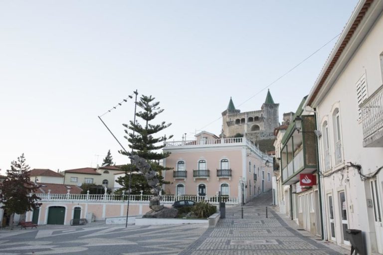 Porto de Mós conta a história do 25 de Abril em sete peças de teatro de rua